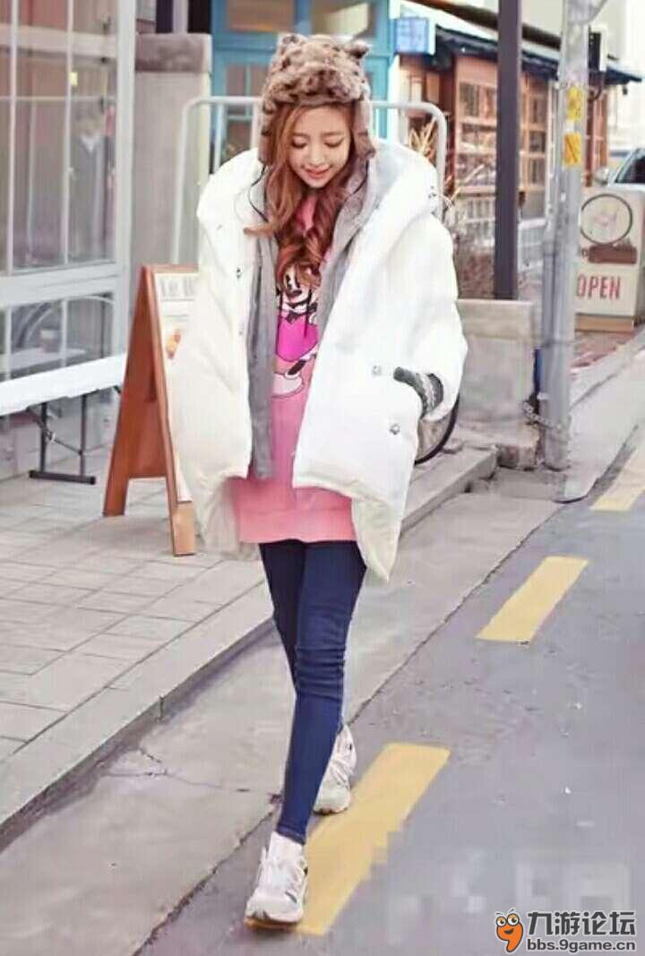 搭配要点:白色字母t 黑色圆点外套 绿色棉服 紧身裤 蓝色运动鞋 黑色图片